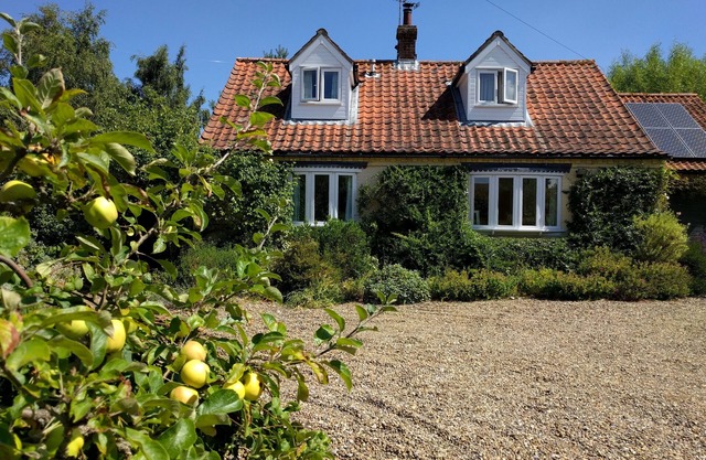 Peaceful Detached Cottage 15 Minute Walk to Sea