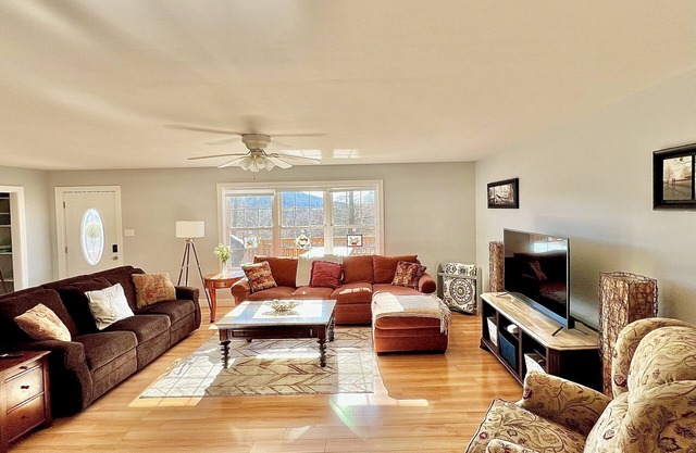 Peaceful family & pet-friendly country 3-bedroom house. Fire pit & pool access!