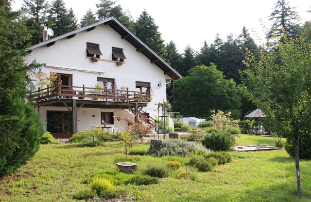 Peaceful Forest Retreat: Cozy 2-Bed Gîte with Garden, Terrace, and Outdoor Activities
