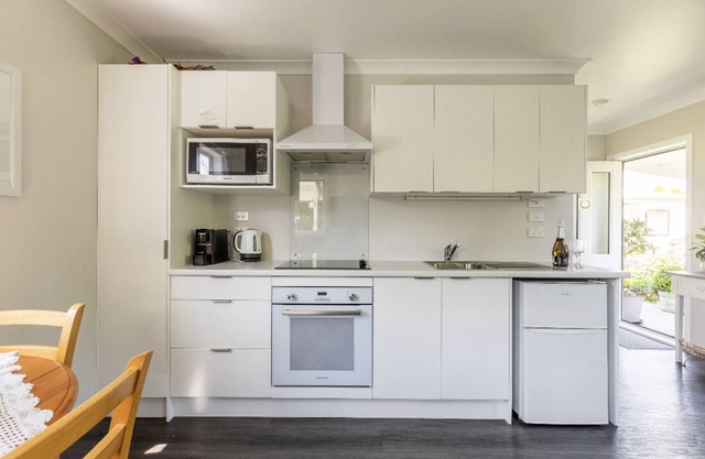 Peaceful garden setting, boutique style cottage, full kitchen, sep bedroom.