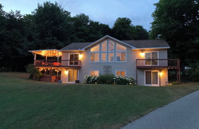 Peaceful Hilltop Retreat located within Frankfort City limits.