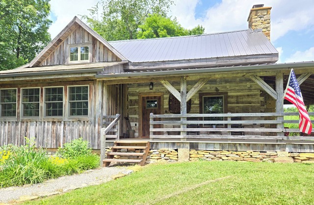 Peaceful historic log cabin getaway on 40 acres - NO cleaning fee!