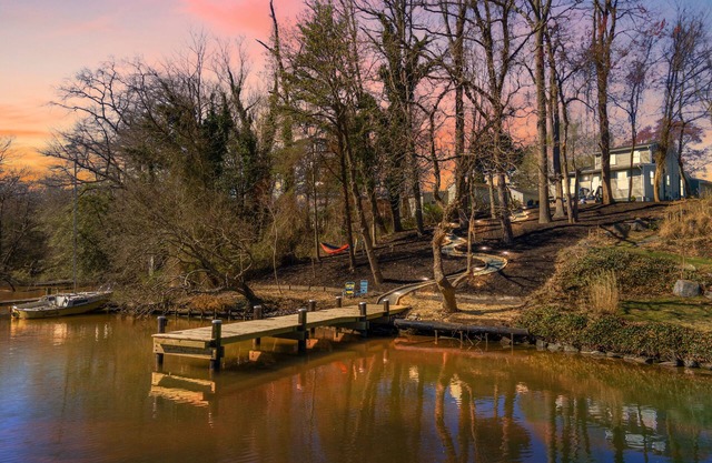 Peaceful home overlooking a quiet cove-perfect getaway!