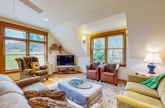 Peaceful house w/mountain views, land, trails, fireplace, a/c, w/d, wifi, lawn