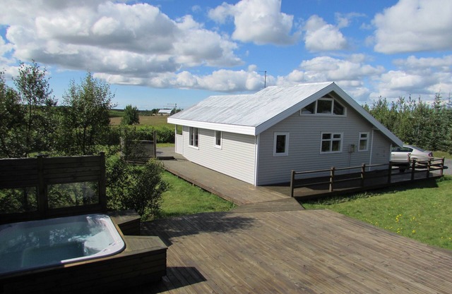 Peaceful in the heart of the south with a hot tub, sauna and wifi