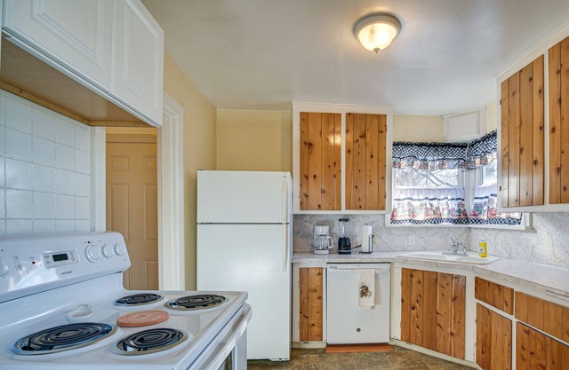 Peaceful Klamath Falls Home w/Large Fenced Yard!