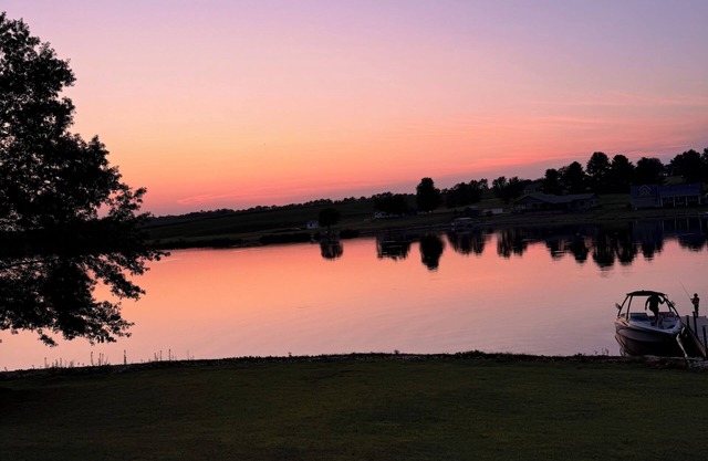 Peaceful Lake Cabin with Hot Tub & Starry Views. Sleeps 10nComfortably!