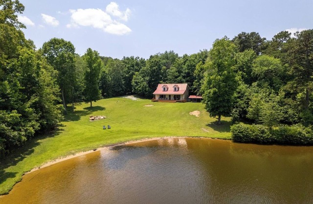 Peaceful Lakefront Retreat