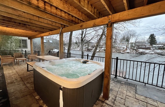 Peaceful LakeHouse w/Spa, Lake Views/Access, and Game Room