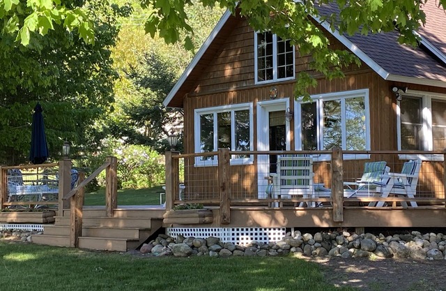 Peaceful, lakeside cabin close to Mackinac and other Northern Michigan fun spots
