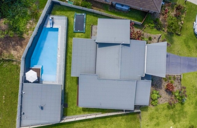 Peaceful, large home with beautiful views - 1200 meters to beach.