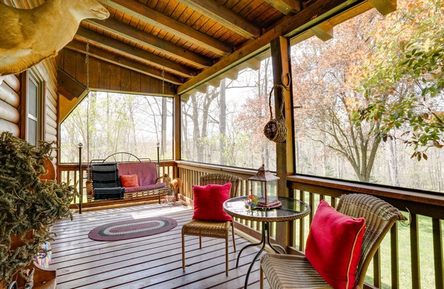 Peaceful Luray Cabin w/Hot Tub, Deck & Fire Pit!