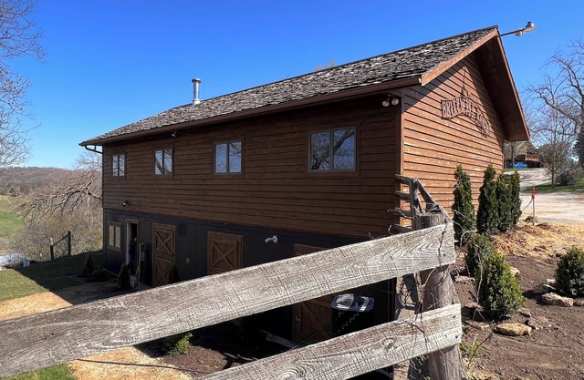 Peaceful luxury honeymoon suite, ten mile view! Large hottub, on working ranch