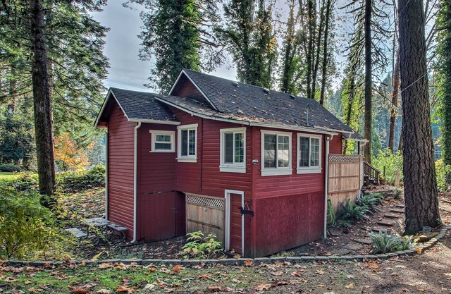 Peaceful McKenzie River Retreat: Fish, Hike, & Ski