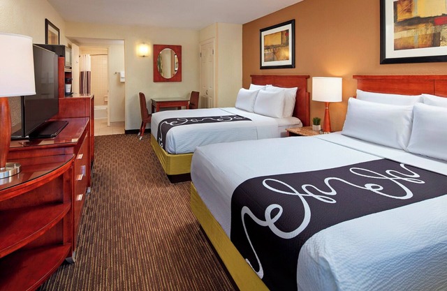 Peaceful Mission Valley Room - Two Family Ready Stays