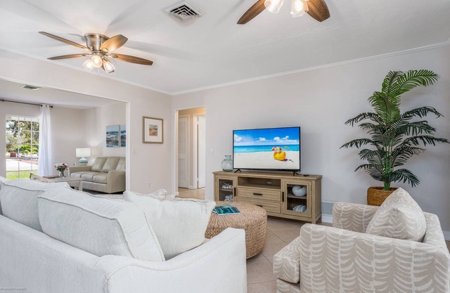 Peaceful Paradise Home | 1 Mile to Nokomis Beach | Dog Friendly | Quiet Neighborhood