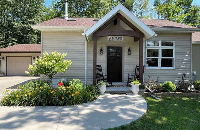 Peaceful Parkside Retreat with AC and WIFI…just steps away from Lake Michigan