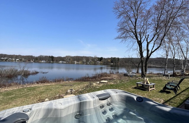 Peaceful & Private Lakefront House on Shelp Lake, hot tub is open year round