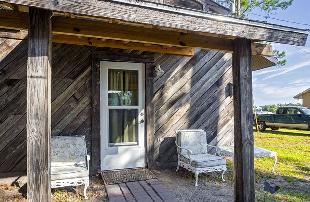 Peaceful Quiet Charming Rustic Cottage Horse Farm Pet Friendly!