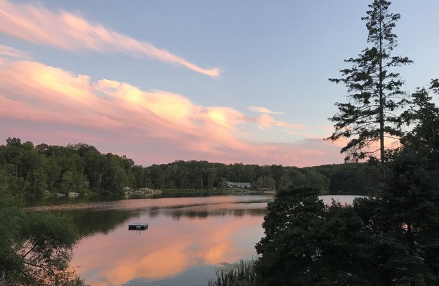 Peaceful & Quiet Lakeside Home with Hot Tub, Pool Table, Fire Pit