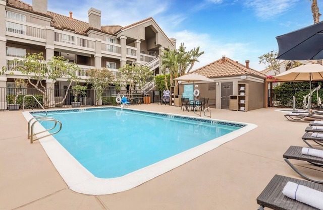 Peaceful Retreat Near Van Nuys Golf Course w/Poolside Views - 4 Units
