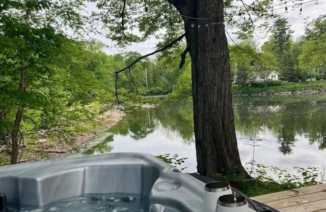Peaceful Riverfront Cottage with Private Hot tub