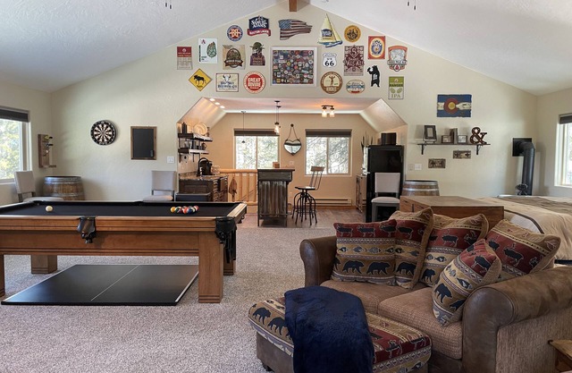 Peaceful Rustic Mountain Entertainment Studio