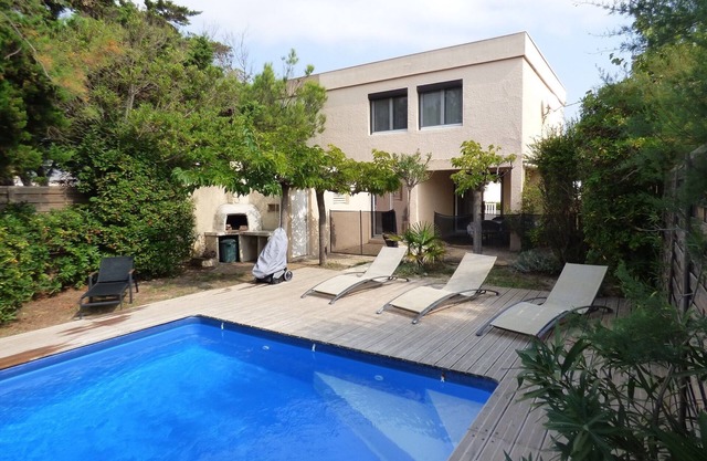 Peaceful seaside house with pool