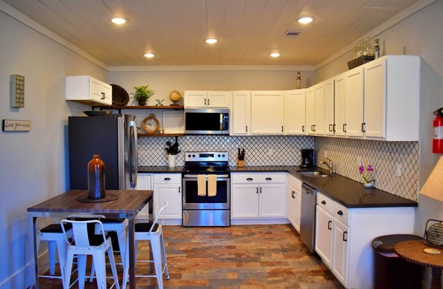 Peaceful shady beach cottage 2 minutes walk to the beach!
