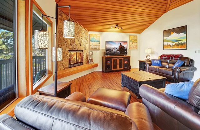 Peaceful Sunriver Escape w/Hot Tub, Bikes & SHARC