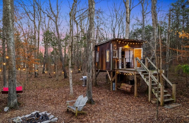 Peaceful Treehouse | Firepit + Grill*Pet Friendly!