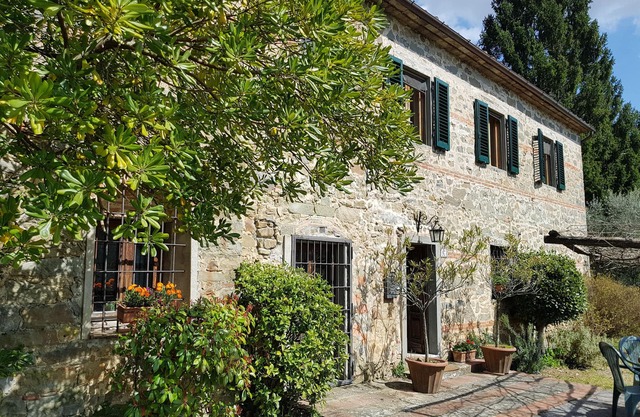 Peaceful Tuscan farmhouse, magnificent views. Near Lucca, Pescia, Florence, Pisa