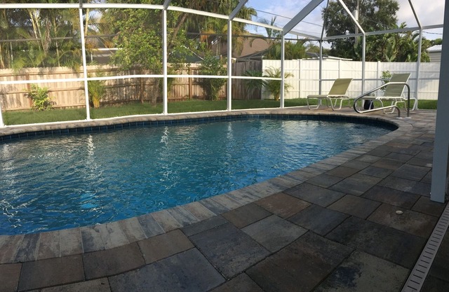 Peaceful Venice Pool Home convenient to several Beaches