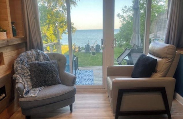 Peaceful, warm and cozy cottage retreat on Lake Erie with fireplace & fire pit