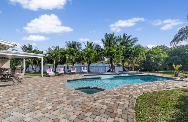 PEACEFUL WATERFRONT 5BR/3BA HOME - PRIVATE POOL/HOT TUB/HOME THEATER