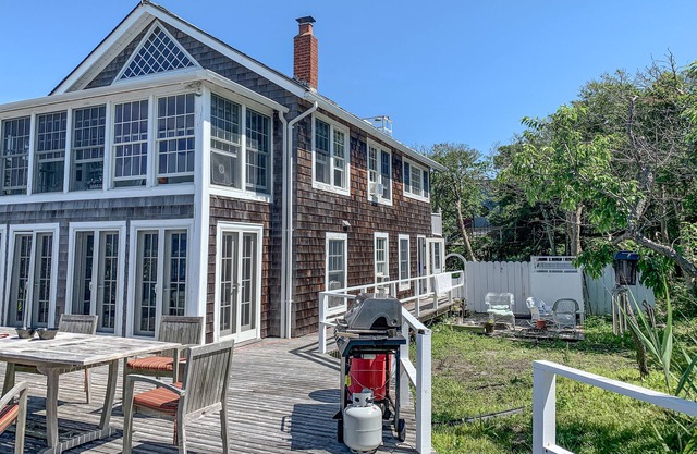 Peaceful waterfront oasis with generous patio & amazing views - near beaches