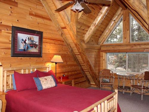 Peaceful Waterfront Log Cabin near Crater Lake National Forest, Oregon