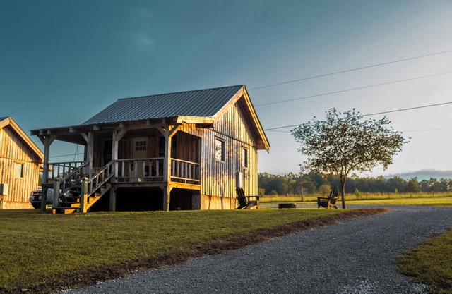 PeacefulCountrysideTinyCabin w/Creek 10minCenterHillLake 15minRockIsland