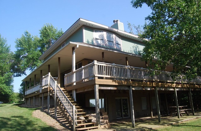 Peacful 4-bedroom home just outisde Missouri Valley and 25 minutes from Omaha