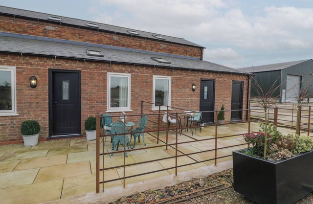 PEAR BARN, family friendly, with a garden in Catesby