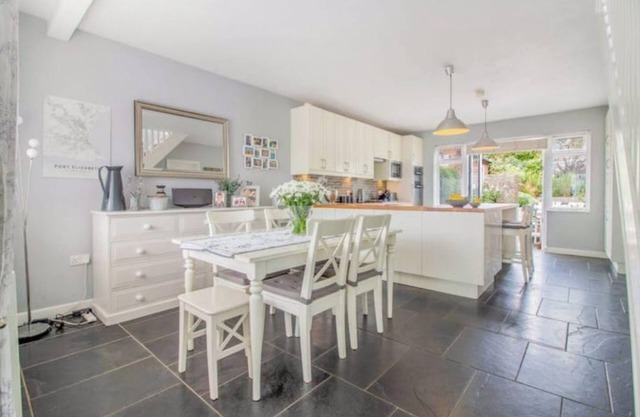 Pear Tree House - Stylish Home in Nottingham.