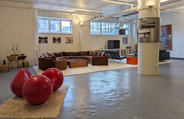 Pearl District Art Loft: Urban Luxury with Parking!