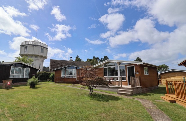 PEBBLE BEACH CHALET, pet friendly, with a garden in Seaton, Devon