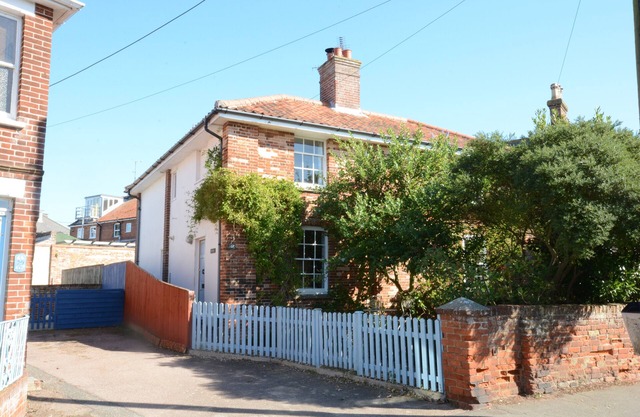 PEBBLE BEACH COTTAGE, ALDEBURGH, pet friendly in Aldeburgh