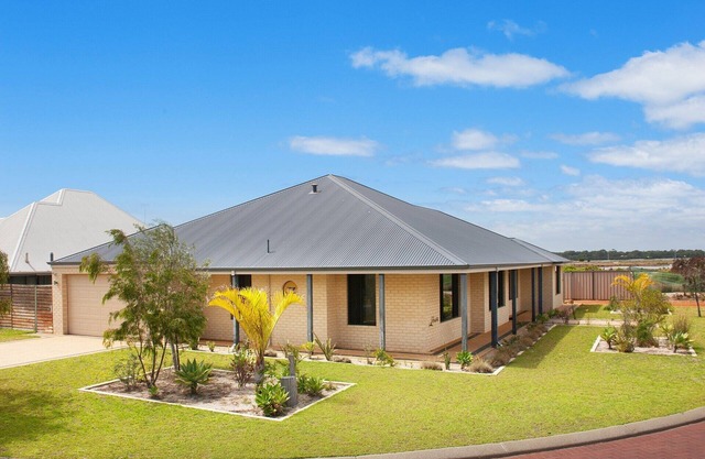 Pebble Beach House- WIFI, Theatre room, Secure yard