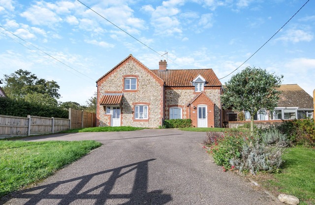 Pebble Cottage - Three Bedroom House, Sleeps 6