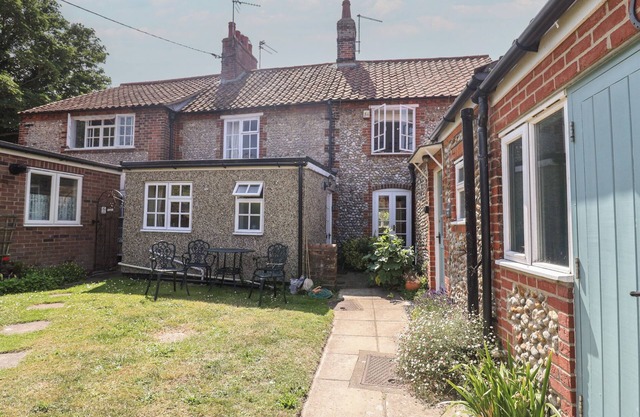 PEBBLE, pet friendly, character holiday cottage in Blakeney, Norfolk