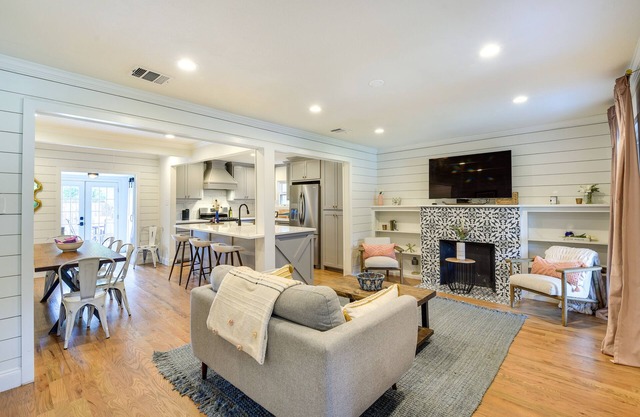 ‘Pecan Blue’ Frisco Home w/Private Yard & Hot Tub