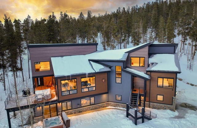 Peerless Retreat: Newly Remodeled, Views, Hot Tub, Pool Table, Shuttle