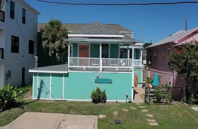 Pelican Paradise! Cozy cottage - walk to the beach, 12 P.M. Check-Out!
